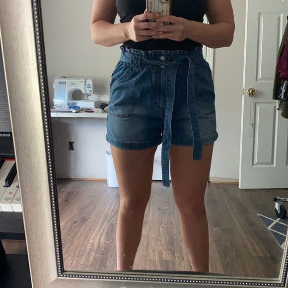 High rise scrunch waisted shorts 🔹 - Picture 3 of 6